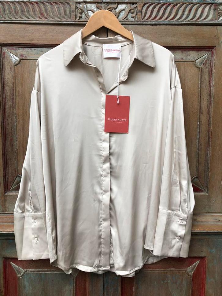 Nieuw Studio Amaya satijnen blouse mt. M, champagnekleur, Kleding | Dames, Blouses en Tunieken, Nieuw, Maat 38/40 (M), Ophalen of Verzenden