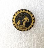 aparte oude volmetaal brochespeld RECONVILIER met smid, Verzamelen, Ophalen of Verzenden, Overige onderwerpen, Speldje of Pin