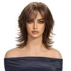 Vlotte pruik kort haar met plukjes in lichtbruinmix, Verzenden, Nieuw, Pruik of Haarverlenging