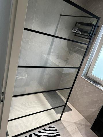 Douche wand zwart beschikbaar voor biedingen