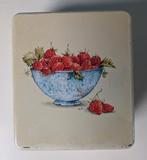 Blikje met een schaaltje aardbeien van Jet ter Steege, Ophalen of Verzenden, Gebruikt, Koek(jes), Overige merken