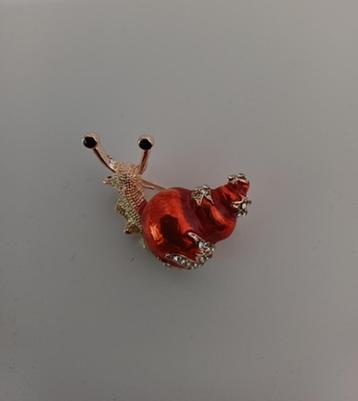 Goudkleurige broche slak rood   beschikbaar voor biedingen