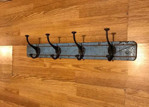 MOET WEG! Gerecycled hout kapstok blauw, Huis en Inrichting, Woonaccessoires | Kapstokken, Zo goed als nieuw, Wandkapstok, Minder dan 100 cm