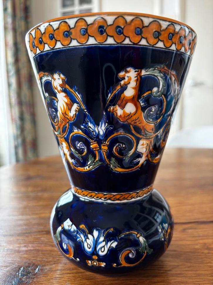 Vaas, Frans>GIEN>cherubijnen/chimera, blauw, Huis en Inrichting, Woonaccessoires | Vazen, Gebruikt, Blauw, Minder dan 50 cm, Aardewerk of Porselein