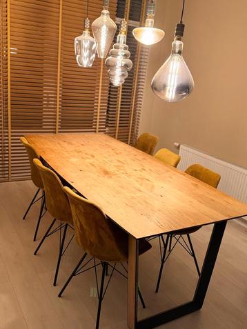 Houten Eettafel 6 a 8 personen beschikbaar voor biedingen