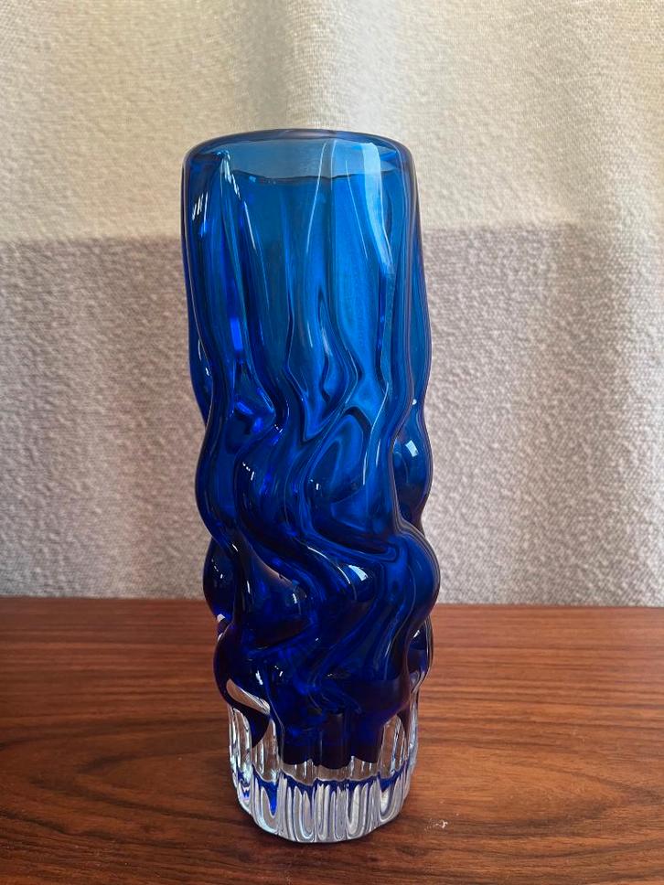 Vintage vaas Nový Bor Glasswork – design door Pavel Hlava, Huis en Inrichting, Woonaccessoires | Vazen, Zo goed als nieuw, Blauw
