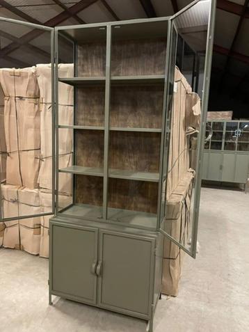 Buffetkast groen metaal glas mooiste uitvoering 95 cm br beschikbaar voor biedingen