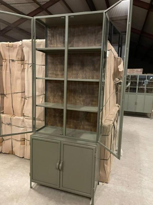 Buffetkast groen metaal glas mooiste uitvoering 95 cm br, Huis en Inrichting, Kasten | Ladekasten, Nieuw, 200 cm of meer, 50 tot 100 cm