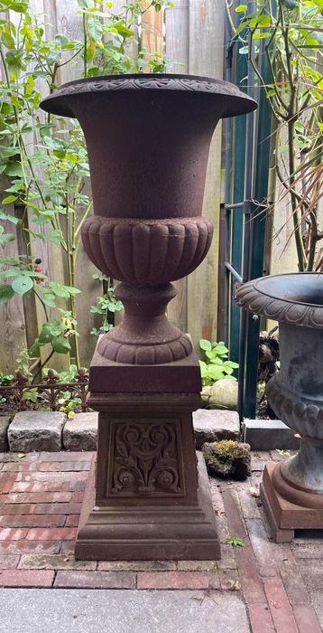 Gietijzeren bloempot tuinvaas op sokkel console beschikbaar voor biedingen