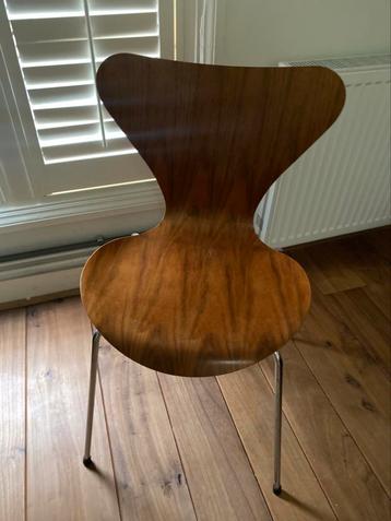 Arne Jacobsen vlinderstoel, natuurlijk notenhout beschikbaar voor biedingen
