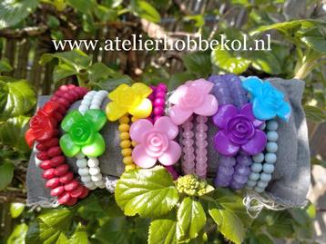 Armbanden op elastiek beschikbaar voor biedingen