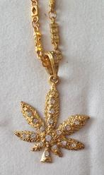Goudkleurige ketting met canabis hanger (60cm), Ophalen of Verzenden, Zo goed als nieuw, Goud, Overige materialen