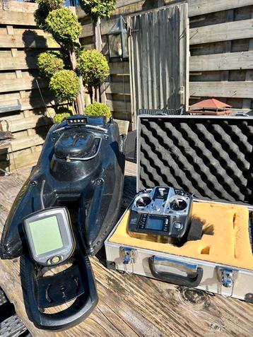 Voerboot met handzender en fishfinder. Power Catcher beschikbaar voor biedingen