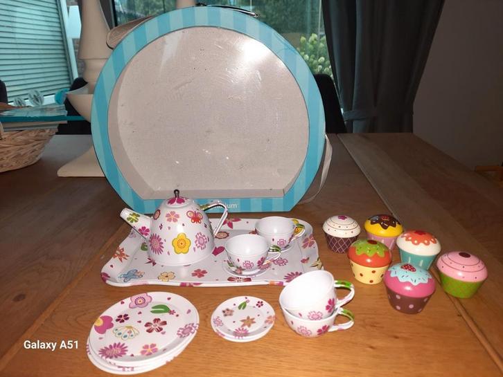 KINDER THEESERVIESJE METAAL MET EXTRA 6 HOUTEN GEBAKJES  12€, Kinderen en Baby's, Speelgoed | Educatief en Creatief, Zo goed als nieuw