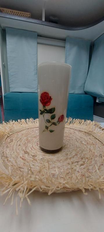 Vintage vaas van 20 cm hoog met romantische rozenafbeelding beschikbaar voor biedingen