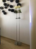 Twee vaasjes op betonnen voet 100 cm hoog decoratief & mooi!, Ophalen, Overige kleuren, Glas, 75 cm of meer
