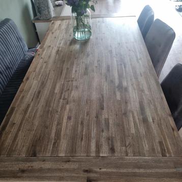 Uitschuifbare houten tafel beschikbaar voor biedingen