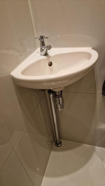 Hoekfontein/toiletwastafel beschikbaar voor biedingen