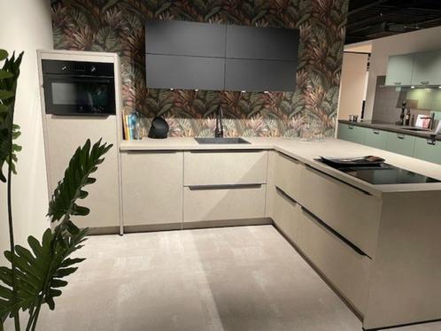 Showroomkeuken Beton look, Huis en Inrichting, Keuken | Complete keukens, Nieuw, Hoekkeuken, Grijs, Kunststof, Met kookeiland