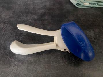 Tupperware blik opener beschikbaar voor biedingen
