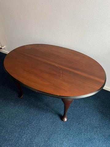 Antieke QUEEN ANNE Salontafel Ovaal met de typische pootjes beschikbaar voor biedingen