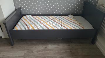 Peuterbed inclusief matras en dekbed beschikbaar voor biedingen