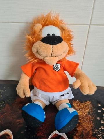 Loekie de leeuw oranje beschikbaar voor biedingen