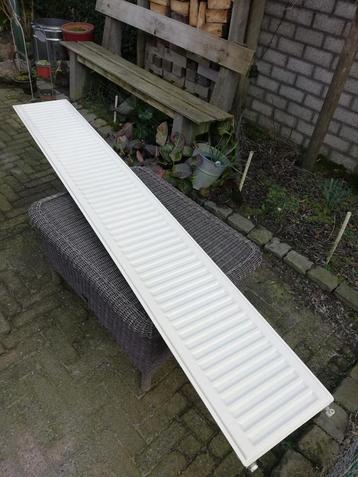 Radiator  2 meter 30 cm breed.  beschikbaar voor biedingen