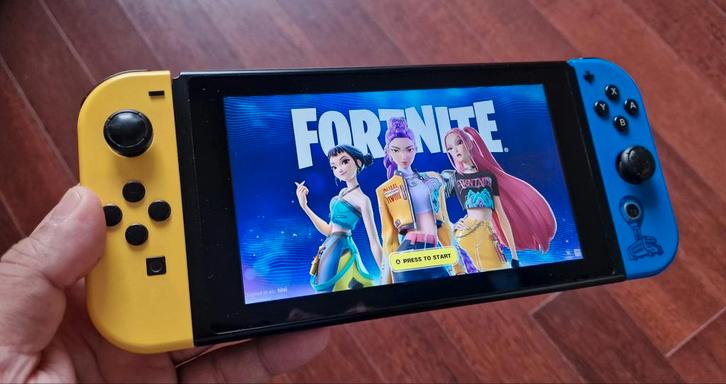 Nintendo Switch - Fortnite Editie, Spelcomputers en Games, Spelcomputers | Nintendo Switch, Zo goed als nieuw, Switch Original