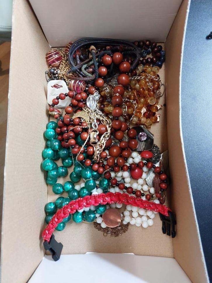 Mystery jewellery box, veel vintage sieraden, Sieraden, Tassen en Uiterlijk, Kettingen, Gebruikt, Overige materialen, Overige kleuren