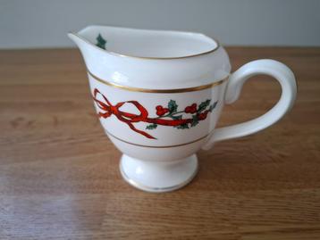 ROOM/MELKKAN  "Holly Ribbons" -  Royal Worcester Porselein beschikbaar voor biedingen