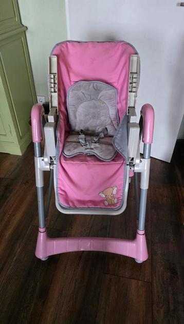 Leuke roze kinderstoel beschikbaar voor biedingen