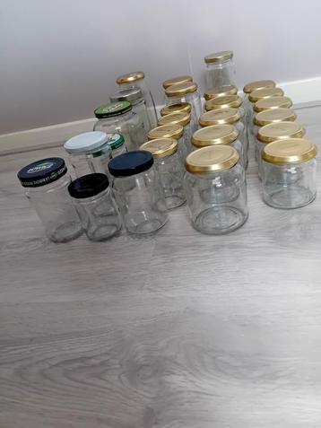 26 lege glazen potjes met draaideksels beschikbaar voor biedingen