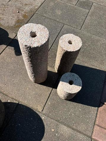 Granieten waterzuilen beschikbaar voor biedingen