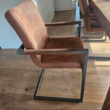 6 eetkamerstoelen in keurige staat. Kleur bruin.  beschikbaar voor biedingen
