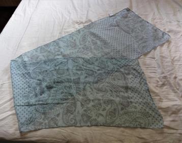 Licht blauw met grijze motieven sjaaltje 34x 150 cm  beschikbaar voor biedingen
