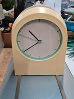 Stijlvolle Tafelklok - Analoog Ikea vintage design met vakje, Ophalen of Verzenden, Zo goed als nieuw, Analoog, Wekker of Tafelklok