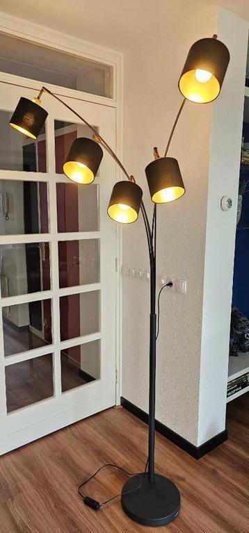 Vloerlamp beschikbaar voor biedingen