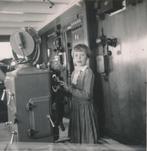 627W foto, Joke in stuurhut a/b Maashaven, aug. 1956, Ophalen of Verzenden, 1940 tot 1960, Ongelopen, Zuid-Holland