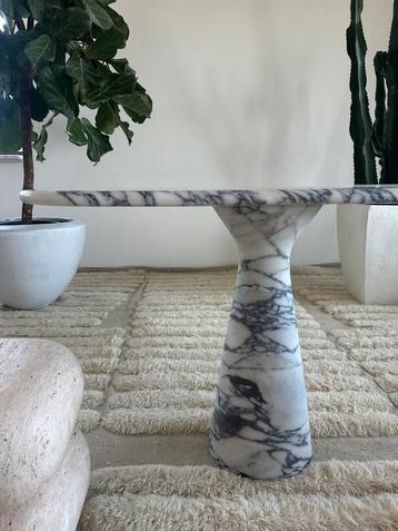 Geweldige side table / console op 1 voet beschikbaar voor biedingen
