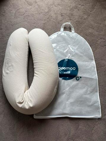 Doomoo buddy beige voedingskussen beschikbaar voor biedingen