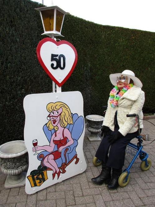 Sarah in wit jasje trots zittend op rollator + 50 bord, Hobby en Vrije tijd, Feestartikelen | Verhuur, Zo goed als nieuw, Abraham of Sarah