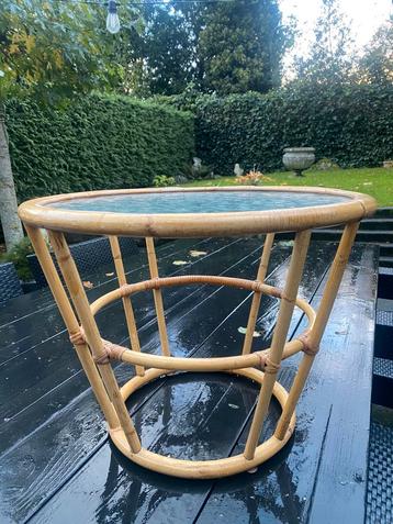 Tafeltje rond rotan glazen blad  Nederlands jaren ‘50 retro beschikbaar voor biedingen