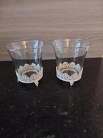 Twee kandelaars op chique voet., Overige materialen, Wit, Ophalen of Verzenden, Kandelaar