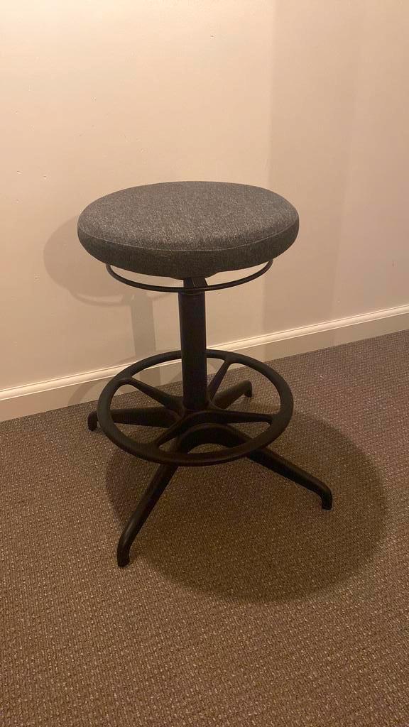 IKEA Lidkullen zit/stakruk antraciet/zwart, Huis en Inrichting, Barkrukken, Zo goed als nieuw, 60 tot 90 cm, 1 kruk, Ophalen