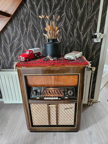 Prachtig gerestaureerd radiomeubeltje van blaupunkt  beschikbaar voor biedingen