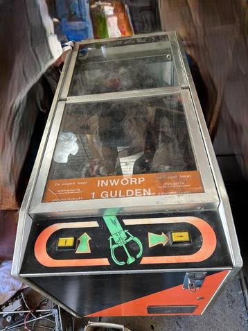 twee vintage grijpmachines met extra's geen losse verkoop beschikbaar voor biedingen
