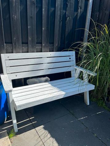 Tuinbank houten beschikbaar voor biedingen