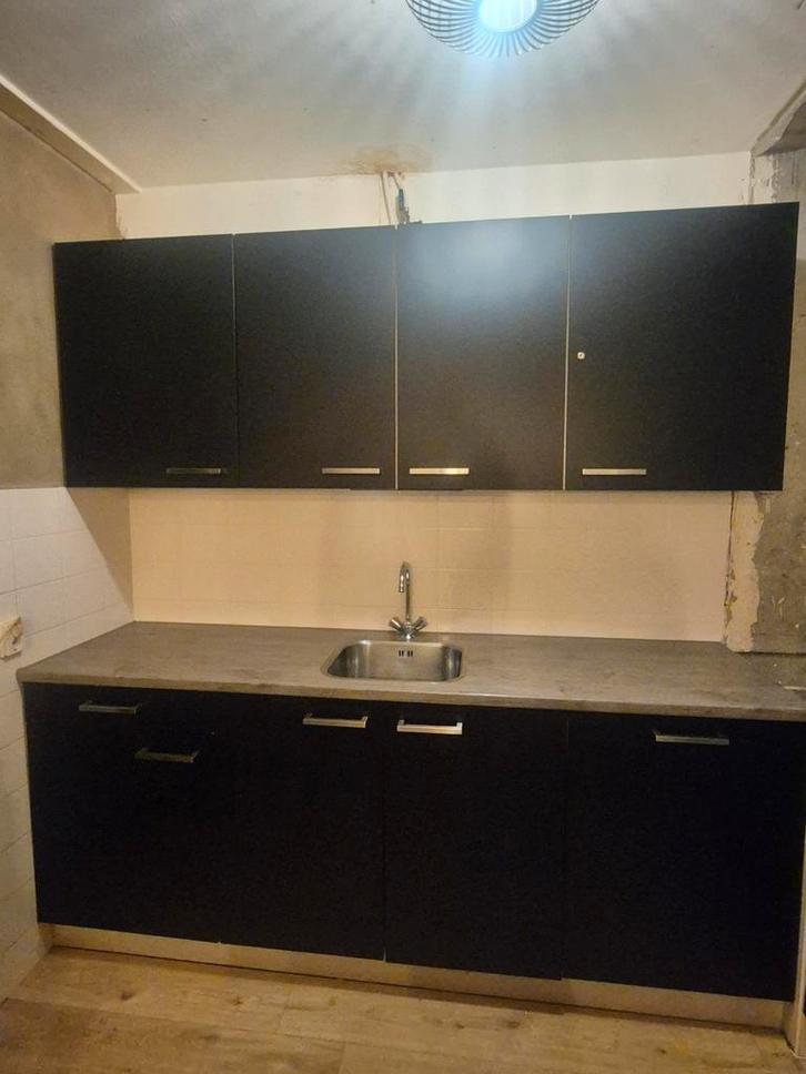 Zwarte Keller keuken met Siemens vaatwasser, Huis en Inrichting, Keuken | Complete keukens, Gebruikt, Enkelwandige keuken, Zwart