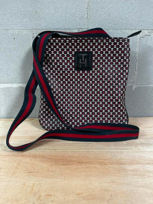 Tommy Hilfiger schoudertas TH monogram Unisex Vintage look, Sieraden, Tassen en Uiterlijk, Tassen | Reistassen en Weekendtassen